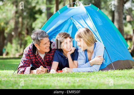 Lächelnd Familiencampingplatz im Park Stockfoto