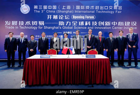 (150423)--SHANGHAI, 23. April 2015 (Xinhua)--Chinas Minister für Wissenschaft und Technologie, Wan Gang, Präsident der Vereinigung für Beziehungen über the Taiwan Straits Chen Deming, Bürgermeister von Shanghai Gemeinde Yang Xiong, stellvertretender Bürgermeister von Shanghai Gemeinde Zhou Bo, Vice President von Xinhua Nachrichtenagentur Shen Haixiong, stellvertretender Direktor der chinesischen Staat geistiges Eigentum Büro er Zhimin und Vertretern der Ehrengast Tschechien der feierlichen Eröffnung der 3. China (Shanghai) internationalen Technologie-Messe in Shanghai besuchen , Ost-China, 23. April 2015. Die drei-Tages-tech Stockfoto