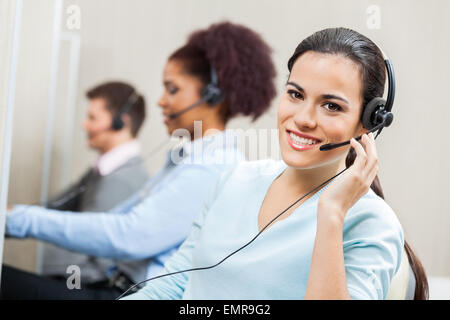 Lächelnde weibliche Customer Service Agent im Büro Stockfoto