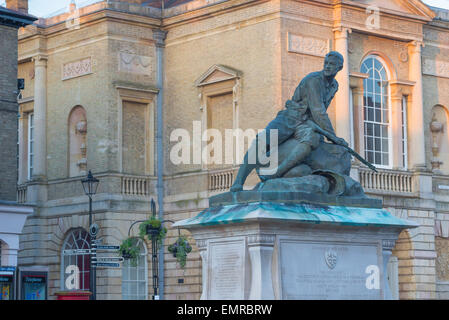 Bury St Edmunds Architektur, Blick auf das Robert Adam Market Cross Gebäude (1734) und Boer war Monument in Bury St Edmunds Suffolk UK. Stockfoto