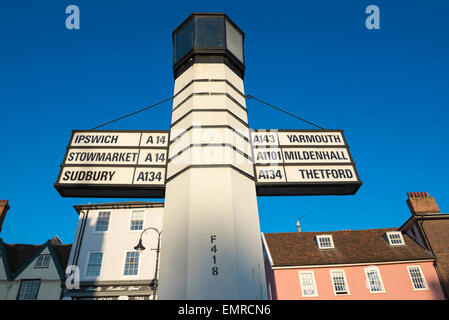 Säule Von Salt Bury St Edmunds, Blick auf die Säule Des Verkehrszeichens von Salt in Bury St Edmunds, Suffolk, entworfen von Architekt Basil Oliver im Jahr 1935. Stockfoto