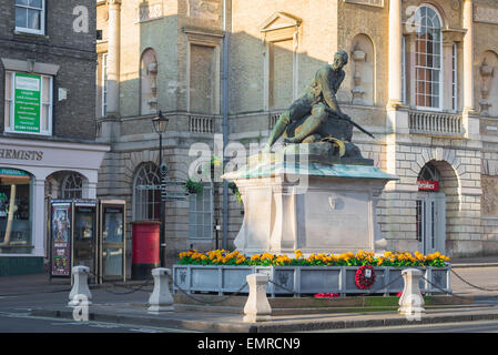 Bury St. Edmunds Marktplatz, Blick auf das Denkmal für die Soldaten von Suffolk, die im Boer Krieg gestorben sind, Bury St. Edmunds, Suffolk, Großbritannien. Stockfoto