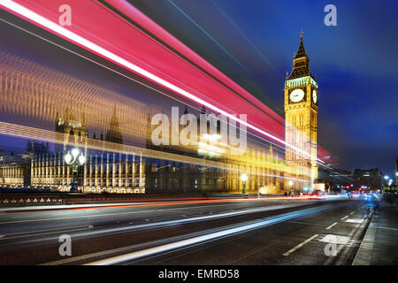 Big Ben, eines der bekanntesten Symbole von London und England, wie in der Nacht und die Lichter der Autos Passi gezeigt