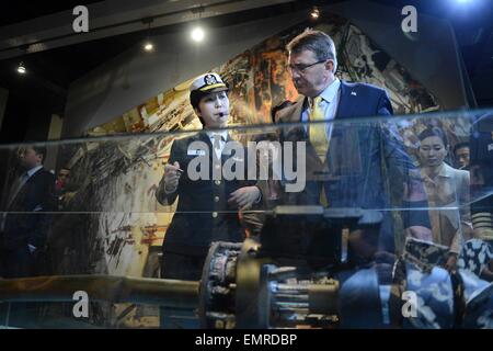 US-Verteidigungsminister Ashton Carter Touren West Sea Schutz Hall während eines Besuchs in Pyeongtaek Marinestützpunkt 10. April 2015 Pyeongtaek, Südkorea. Die Halle beherbergt das ROKS Cheonan wurde von einem Torpedo getroffen und sank in der Nähe der Seegrenze zu Nordkorea am 26. März 2010. Stockfoto