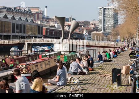 Bristol, mit schmalen Boote und Peros Bridge in Bristol City Centre, England, Europa am Hafen sitzen. Ende März. Sonnig Stockfoto