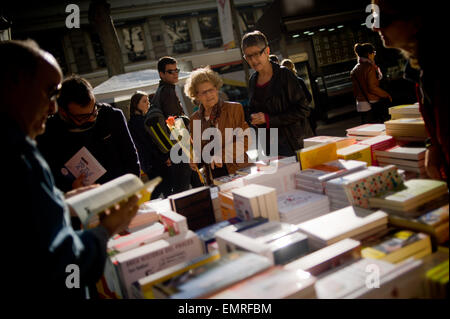 Menschen betrachten des Buches Stand in den Straßen von Barcelona. Stockfoto