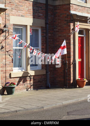 Newcastle Upon Tyne, Donnerstag, 23. April 2015, UK News: Fahnen fliegen zu Ehren von St. George außerhalb einer Wohnung. Die Engländer Ritter, die Slayed einen Drachen. Der Schutzpatron von England. Stockfoto