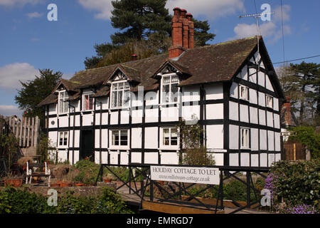 Ferienhaus, schwarz / weiß Stil Holz lassen gerahmt alte Hütte im Dorf von Eardisland Herefordshire UK Stockfoto