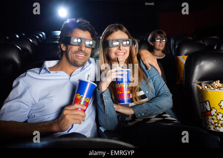 Glückliches Paar gerade 3D Film im Theater Stockfoto