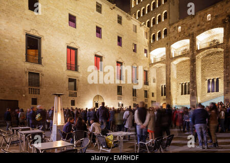 Menschenmassen beobachten ein Abendkonzert in der Plaça del Rei, Barcelona, Katalonien, Spanien Stockfoto