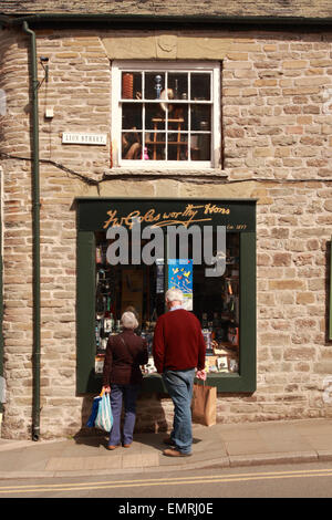 Heu-Wye Powys Besucher Halt die Schaufenster der lokalen Speicher des Golesworthy in Lion Street anzeigen Stockfoto