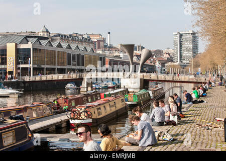 Bristol, mit schmalen Boote und Peros Bridge in Bristol City Centre, England, Europa am Hafen sitzen. Ende März. Sonnig Stockfoto