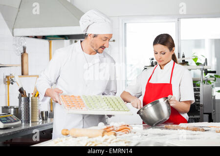 Köche bereiten Ravioli Pasta auf den Küchentisch Stockfoto