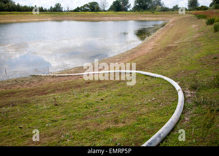 Bewässerung Rohr Wasser Stausee auf niedrigem Niveau im Sommer Sutton, Suffolk, England Stockfoto