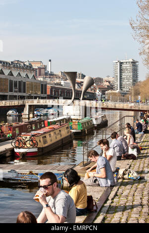 Bristol, mit schmalen Boote und Peros Bridge in Bristol City Centre, England, Europa am Hafen sitzen. Ende März. Sonnig Stockfoto