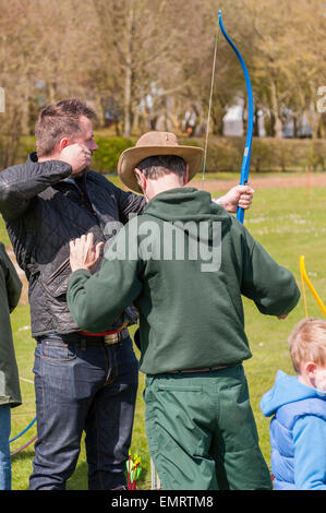 Bogenschießen-Unterricht auf Framlingham Castle Country Show in Framlingham, Suffolk, England, Großbritannien, Uk Stockfoto