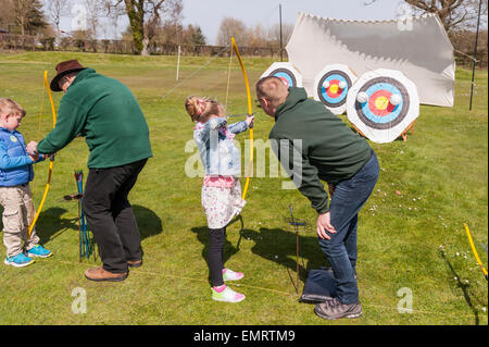 Bogenschießen-Unterricht auf Framlingham Castle Country Show in Framlingham, Suffolk, England, Großbritannien, Uk Stockfoto