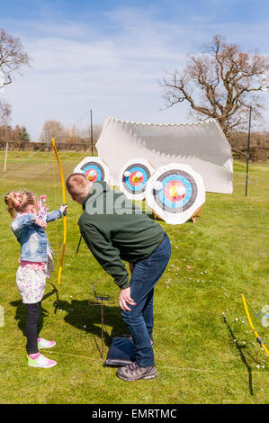 Bogenschießen-Unterricht auf Framlingham Castle Country Show in Framlingham, Suffolk, England, Großbritannien, Uk Stockfoto