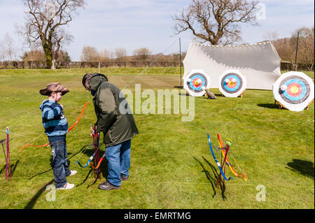 Bogenschießen-Unterricht auf Framlingham Castle Country Show in Framlingham, Suffolk, England, Großbritannien, Uk Stockfoto