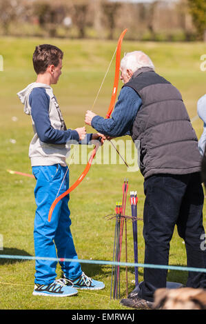 Bogenschießen-Unterricht auf Framlingham Castle Country Show in Framlingham, Suffolk, England, Großbritannien, Uk Stockfoto