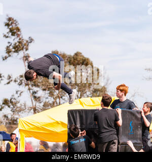 Eine freie Läufer demonstrieren Parkour auf Framlingham Castle Country Show in Framlingham, Suffolk, England, Großbritannien, Uk Stockfoto