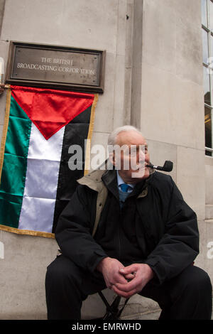Ehemaligen labour Mp Tony Benn raucht seine Pfeife außerhalb der BBC Broadcasting House in London Stockfoto