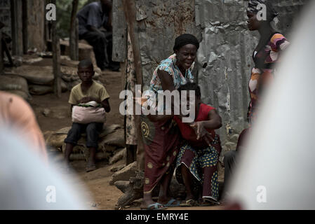 Die Frau von einem Ebola Opfer bricht nach dem liberianischen Freiwilligen Fall Ermittlungsgruppen Ebola Opfer aus einem Dorf außerhalb der Hauptstadt Monrovia, eine Klinik für 2. Februar 2015 in Liberia evakuiert. Stockfoto