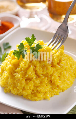 Safran-Risotto garniert mit Petersilie, italienische traditionellen Rezept Stockfoto