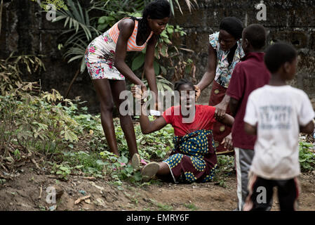 Die Frau von einem Ebola Opfer bricht nach dem liberianischen Freiwilligen Fall Ermittlungsgruppen Ebola Opfer aus einem Dorf außerhalb der Hauptstadt Monrovia, eine Klinik für 2. Februar 2015 in Liberia evakuiert. Stockfoto