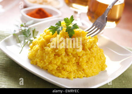 Safran-Risotto garniert mit Petersilie, italienische traditionellen Rezept Stockfoto