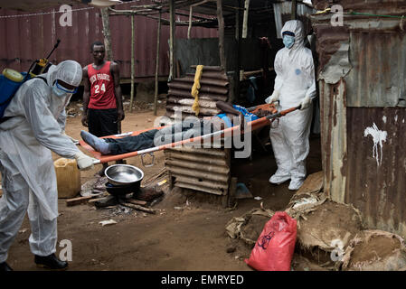 Liberianische Freiwilligen Fall Ermittlungsgruppen Schutzkleidung entfernen eine Ebola Opfer aus einem Dorf außerhalb der Hauptstadt Monrovia 2. Februar 2015 in Liberia. Stockfoto