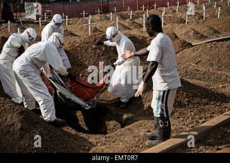 Liberianischen Freiwilligen Bestattung Teams Gräber zu graben und Opfer von Ebola in Disco Hill Cemetery 29. Januar 2015 in Morgibi County, Liberia begraben. Stockfoto