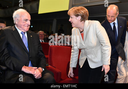 Ludwigshafen, Deutschland. 23. April 2015. German chancellor Angela Merkel (R) grüßt Altbundeskanzler Helmut Kohl bei der 150. Jubiläum des weltweit größten Chemiekonzern BASF in Ludwigshafen, Deutschland, 23. April 2015. Auf der rechten Seite ist BASF Vorsitzender, Kurt Bock. Bildnachweis: Dpa picture Alliance/Alamy Live News Stockfoto