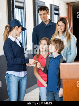 Arbeiter, die Prüfung der Familie im Kino Tickets Stockfoto