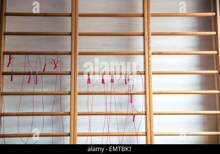 Nahaufnahme Bild ein springen Seile auf Sprossenwand im Fitness-Studio Stockfoto