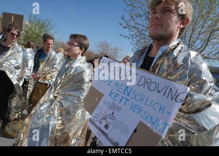 Berlin, Deutschland. 23. April 2015. Zahlreiche Aktivisten demonstrieren unter dem Motto "rettet die Flüchtlinge - jetzt!" vor dem Bundeskanzleramt in Berlin, Deutschland, 23. April 2015. Foto: Jörg CARSTENSEN/Dpa/Alamy Live News Stockfoto