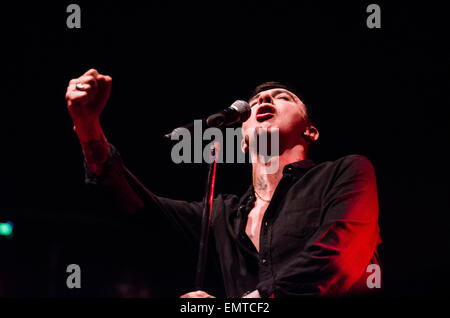 Brighton, UK. 21. April 2015. Marc Almond, englische Singer-Songwriter und Musiker der Handball in den 1980er Jahren mit Synth-Duo Soft Cell begann führt in Brighton Dome Concert Hall auf seine volle UK-Tour anlässlich die Veröffentlichung seines lang erwarteten neuen Albums, The Velvet Trail. Bildnachweis: Francesca Moore/Brighton Quelle/Alamy Live-Nachrichten Stockfoto