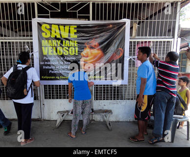 Quezon City, Philippinen. 23. April 2015. Philippinische Aktivisten binden weiße Bänder auf eine Kirche Tor während einer Diskussion im Sitio San Roque, über die Situation der philippinischen Todesreihe Gefangenen Mary Jane Veloso. Veloso, der verurteilt wurde, des Drogenhandels von einem indonesischen Gericht im Jahr 2010 ist geplant, zusammen mit neun anderen Ausländer nach der Bandung-Konferenz in Indonesien ausgeführt werden. © Richard James Mendoza/Pacific Press/Alamy Live-Nachrichten Stockfoto