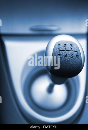 Sechsgang-Schalthebel getönten in blau (flachen DoF) Stockfoto