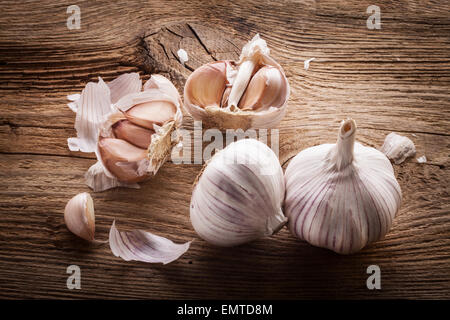 Knoblauch Zwiebeln und Knoblauchzehen auf Holztisch, Nahaufnahme Stockfoto