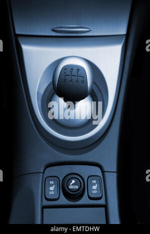 Sechsgang-Schalthebel in ein nagelneues Sport Auto (blau getönt) Stockfoto