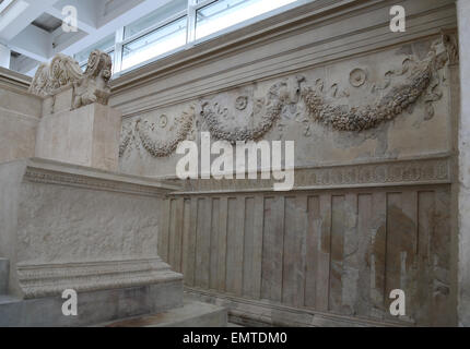 Italien. Rom. Ara Pacis Augustae. Altar der Pax, der römischen Göttin des Friedens. 13-21:00. Im Inneren. Stockfoto