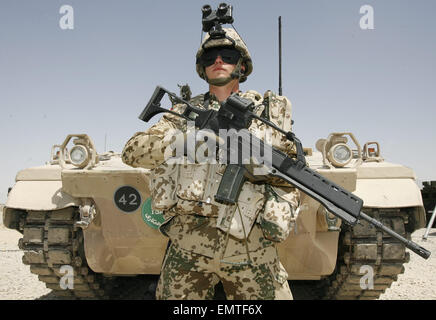 Datei - Datei Bild datiert 30. Juni 2008 zeigt eine deutsche Bundeswehr Soldat von schnelle Reaktion Kraft (QRF) mit einem Sturmgewehr G36 vor einem Marder 1 A5 M Infanterie-Kampffahrzeug während einem Medientag im Bereich Lager, in der Nähe von Mazar-i-Sharif, Afghanistan. Die parlamentarischen Ombudsman für die Streitkräfte, Koenigshaus, präsentiert seinen letzten Jahresbericht im Bundestag. Die Debatte befasst sich mit der geplanten Rücknahme des G36 standard Gewehr aus dem Dienst. Foto: MAURIZIO GAMBARINI/dpa Stockfoto