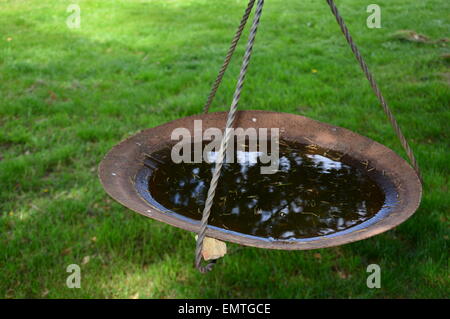 Eine phantasievolle Wasserbecken der Gegenstände aus Eisen gemacht Stockfoto