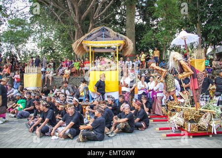 Bali, Indonesien. 21. Oktober 2014. Balinesen sitzen in der Nähe von Sarkophagen im hinduistischen Balinesen Masse Einäscherung am 21. Oktober 2014 in Ubud, Bali, Indonesien. Beerdigung und Feuerbestattung ist eine der größten und wichtigsten Zeremonien für balinesischen Hindus vor allem in Bali als das Festland von Hindu in Indonesien. Sie glauben, während die Verbrennungen, verstorbenen Bodys Geist befreit wird, um wiedergeboren werden. © Garry Andrew Lotulung/Pacific Press/Alamy Live-Nachrichten Stockfoto