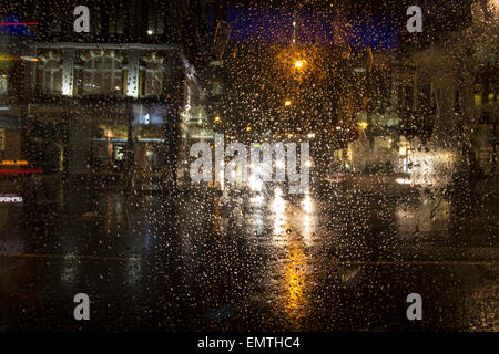 Straßenlaternen durch verregneten Fenster Stockfoto