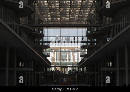 Berlin, Deutschland. 23. April 2015. Besucher gehen durch Paul Loebe Haus des Deutschen Bundestages mit der Kanzlei im Hintergrund, in Berlin, Deutschland, 23. April 2015. Foto: MAURIZIO GAMBARINI/Dpa/Alamy Live News Stockfoto