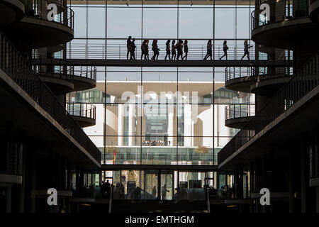 Berlin, Deutschland. 23. April 2015. Besucher gehen durch Paul Loebe Haus des Deutschen Bundestages mit der Kanzlei im Hintergrund, in Berlin, Deutschland, 23. April 2015. Foto: MAURIZIO GAMBARINI/Dpa/Alamy Live News Stockfoto