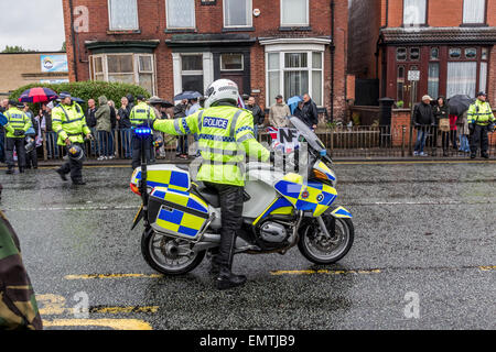 Polizei Motorrad Vorreiter Regie anderen Polizisten im Ordnungsdienst bei einer nationalen front Kundgebung Stockfoto