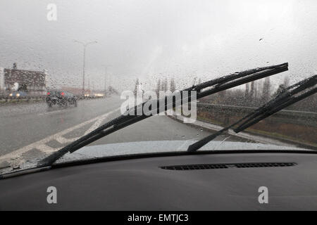 Fahren bei schlechtem Wetter, Scheibenwischer arbeiten Stockfoto